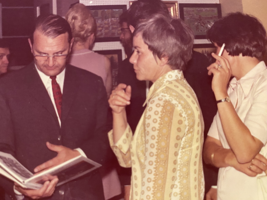 Lore Kipphardt bei einer Vernissage / Ausstellung Ende der 60er Jahre mit Gästen