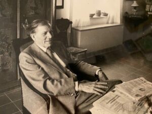 Lore Kipphardt`s Bruder Ernst Hannen sitzend im Sessel beim Zeitunglesen