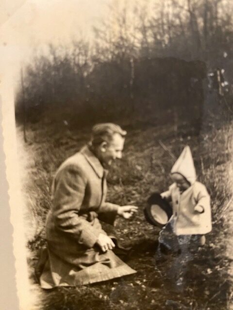 Heinar Kipphardt mit Tochter Linde in Dahlbruch Ostern 1944